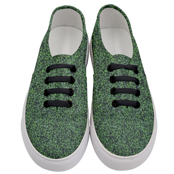 Leafy Elegance Botanical Pattern Women s Classic Low Top Sneakers