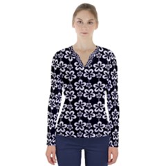 Pattern 106 V-neck Long Sleeve Top by GardenOfOphir