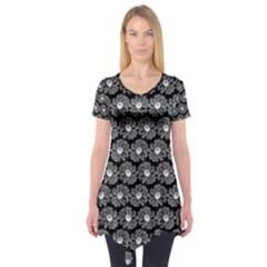 Black And White Gerbera Daisy Vector Tile Pattern Short Sleeve Tunic  by GardenOfOphir