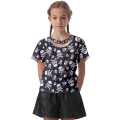 Skull-crossbones-seamless-pattern-holiday-halloween-wallpaper-wrapping-packing-backdrop Kids  Front Cut Tee by Ravend