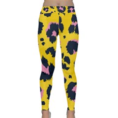 Leopard-print-seamless-pattern Classic Yoga Leggings by Salman4z