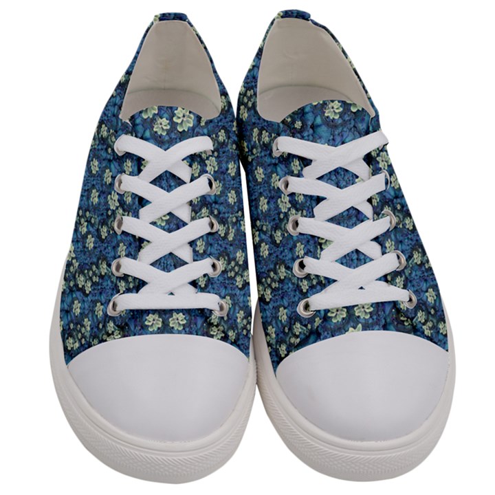 Lotus Bloom In The Calm Sea Of Beautiful Waterlilies Men s Low Top Canvas Sneakers