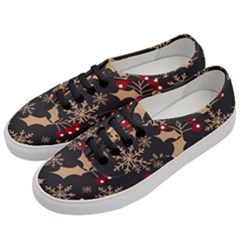 Christmas-pattern-with-snowflakes-berries Women s Classic Low Top Sneakers