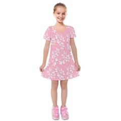 Pink Texture With White Flowers, Pink Floral Background Kids  Short Sleeve Velvet Dress by nateshop