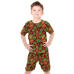 Christmas Pattern Kids  T-shirt And Shorts Set by Pakjumat