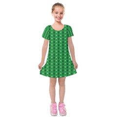 Green Christmas Tree Pattern Background Kids  Short Sleeve Velvet Dress by Amaryn4rt