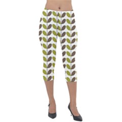 Leaf Plant Pattern Seamless Lightweight Velour Capri Leggings  by Hannah976