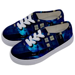 Tardis Doctor Who Space Galaxy Kids  Classic Low Top Sneakers by Cendanart