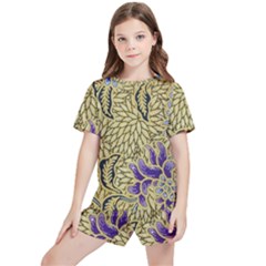 Traditional Art Batik Pattern Kids  T-shirt And Sports Shorts Set by Ket1n9