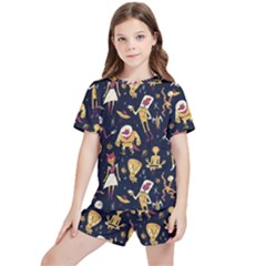 Alien Surface Pattern Kids  T-shirt And Sports Shorts Set by Ket1n9