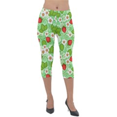 Strawberries Pattern Seamless Lightweight Velour Capri Leggings 