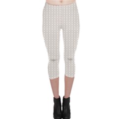 A White Background With A Brown Pattern On It Capri Leggings 