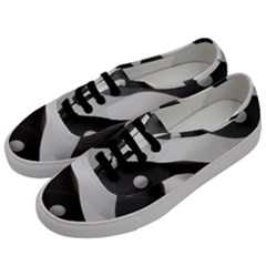 Geometric Design O6 Men s Classic Low Top Sneakers