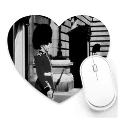 Vintage Uk England London Sentry At Buckingham Palace Mouse Pad (heart)