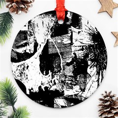 Grunge Skull Round Ornament