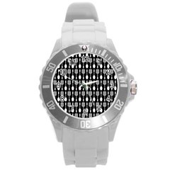 Black And White Spatula Spoon Pattern Round Plastic Sport Watch (l) by GardenOfOphir