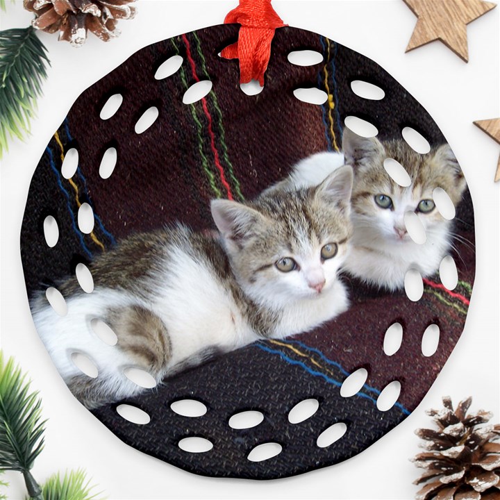 KITTY TWINS Ornament (Round Filigree) 