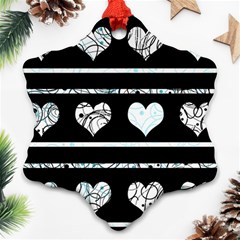 Elegant Harts Pattern Ornament (snowflake) 