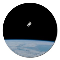 Amazing Stunning Astronaut Amazed Magnet 5  (round) by Simbadda