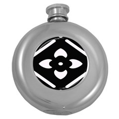 Black And White Pattern Background Round Hip Flask (5 Oz) by Nexatart