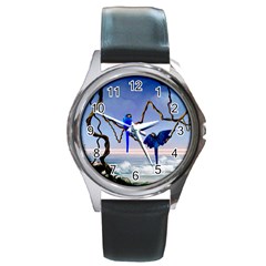 Wonderful Blue  Parrot Looking To The Ocean Round Metal Watch by FantasyWorld7