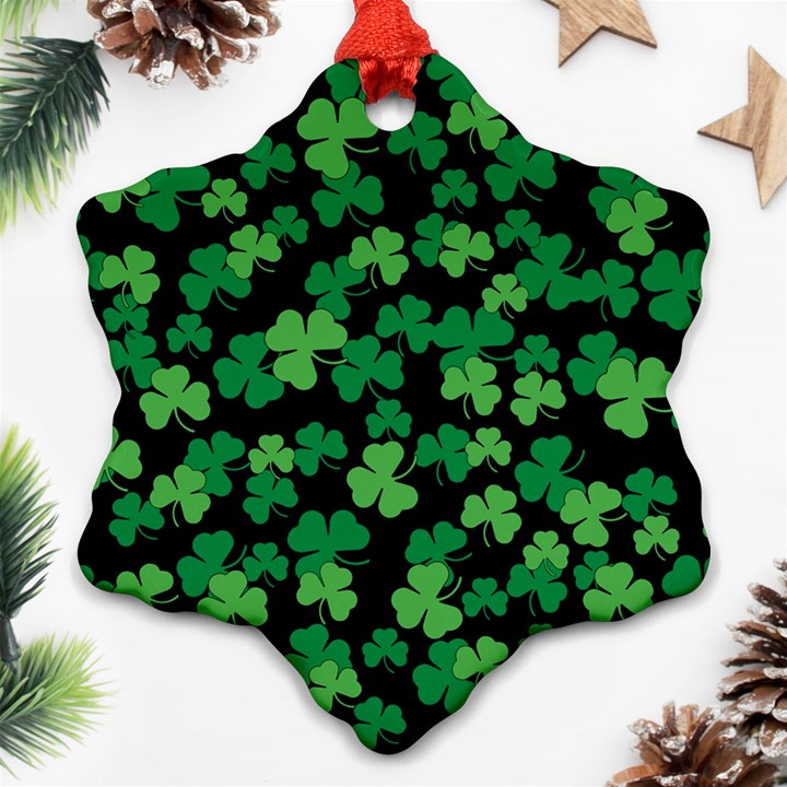 St. Patricks day clover pattern Ornament (Snowflake)