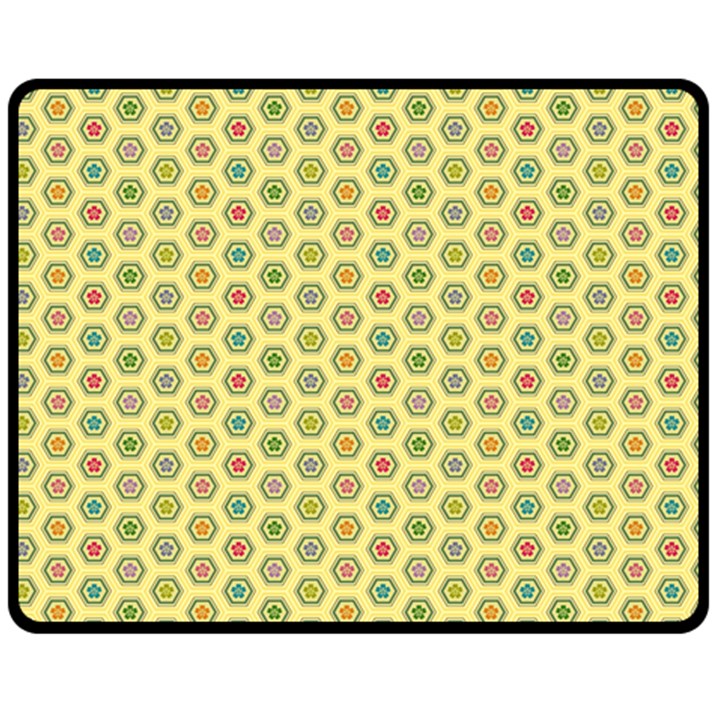 A Hexagonal Pattern Fleece Blanket (Medium) 