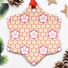 Floral Design Seamless Wallpaper Ornament (snowflake)