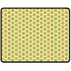 Hexagonal Pattern Unidirectional Yellow Fleece Blanket (medium) 