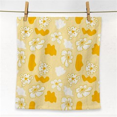 Abstract Daisy Face Towel by Eskimos