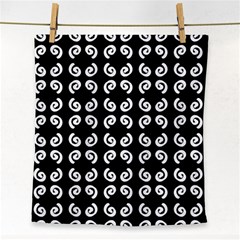 Abstrait Spirale Blanc/noir Face Towel by kcreatif