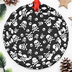 Skull-crossbones-seamless-pattern-holiday-halloween-wallpaper-wrapping-packing-backdrop Round Filigree Ornament (two Sides)