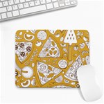 Vector-seamless-pizza-slice-pattern-hand-drawn-pizza-illustration-great-pizzeria-menu-background - Small Mousepad Front