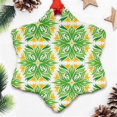 Green Pattern Retro Wallpaper Ornament (snowflake)