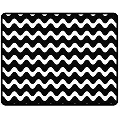 Wave Pattern Wavy Halftone Fleece Blanket (medium)