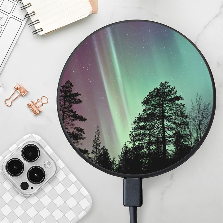 Silhouette Of Aurora Borealis Wireless Fast Charger(Black)